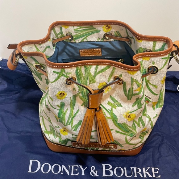 Dooney & Bourke Like New Leather White Purse with Drawstring and Flowers - Picture 2 of 12